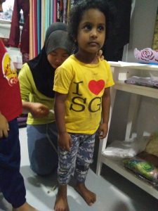 Anak-anak Pertubuhan Kebajikan & Bimbingan At-Taqwa sengan mengukur baju raya