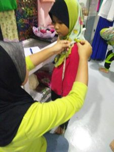 Anak-anak Pertubuhan Kebajikan & Bimbingan At-Taqwa sengan mengukur baju raya