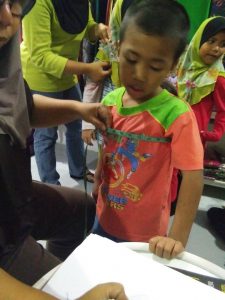Anak-anak Pertubuhan Kebajikan & Bimbingan At-Taqwa sedang mengukur baju raya